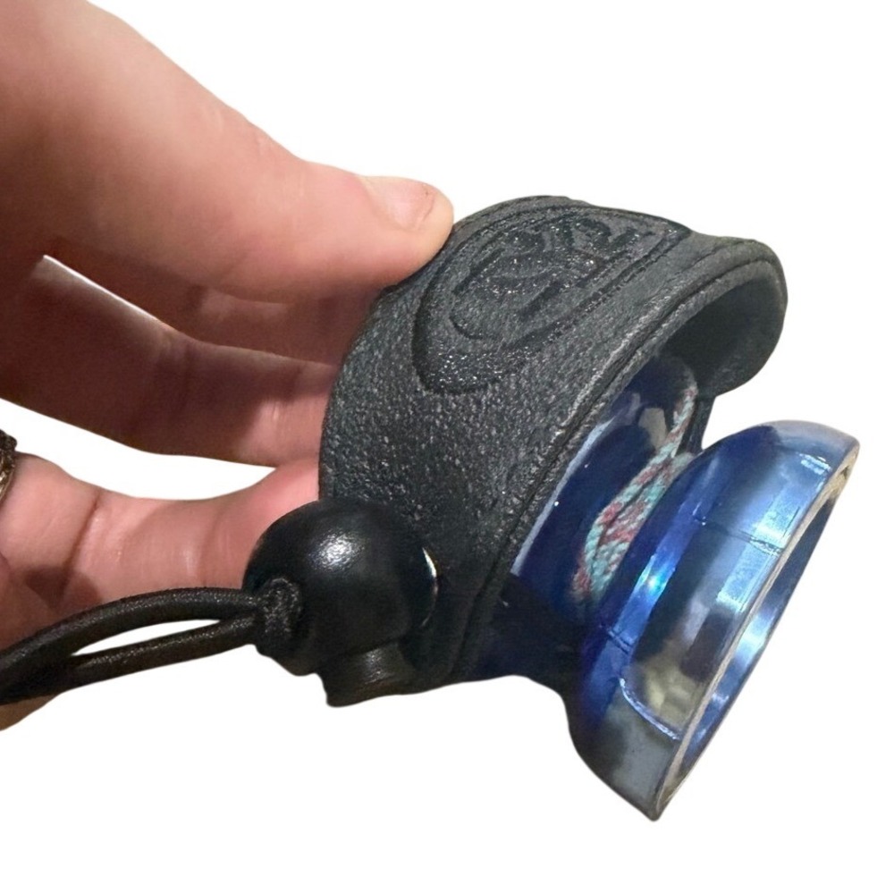 Yomega Ooch Yo Unresponsive Yo-Yo Blue Silver with Clip & Carry Holster Set - Picture 5 of 7